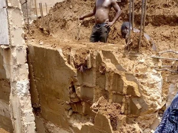 Man Working At Building Site In Enugu Dies After Underground Foundation Collapsed On Him [Photos] 2