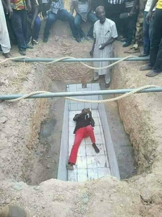 Man Lies Inside A Grave He Dug Over Incomplete Payment By Family Of Deceased [Photos] 1