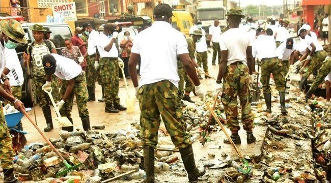 Residents Amazed As Thousands Of Nigerian Soldiers Cleans Up Major Market In Enugu State 9