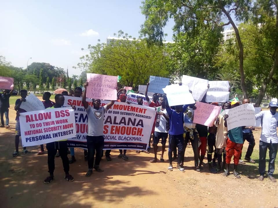 Nigerians Protest In Abuja Against Femi Falana For Criticising Security Agencies [Photos] 8