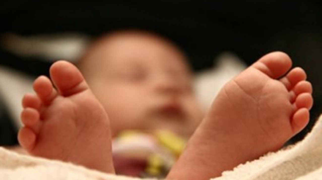 Newborn baby becomes youngest person to be infected with coronavirus 30 hours after birth - BREAKING NEWS 9