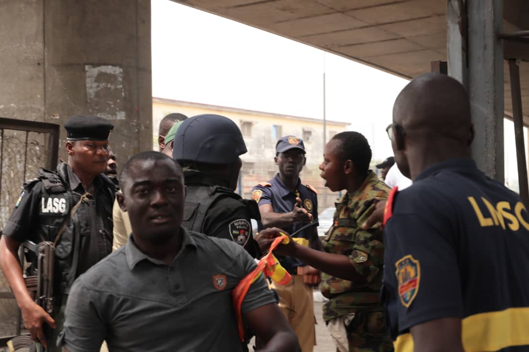 Drama As Nigerian Soldiers Beat Up Lagos State Government Clean-Up Committee Officials [Photos] 1