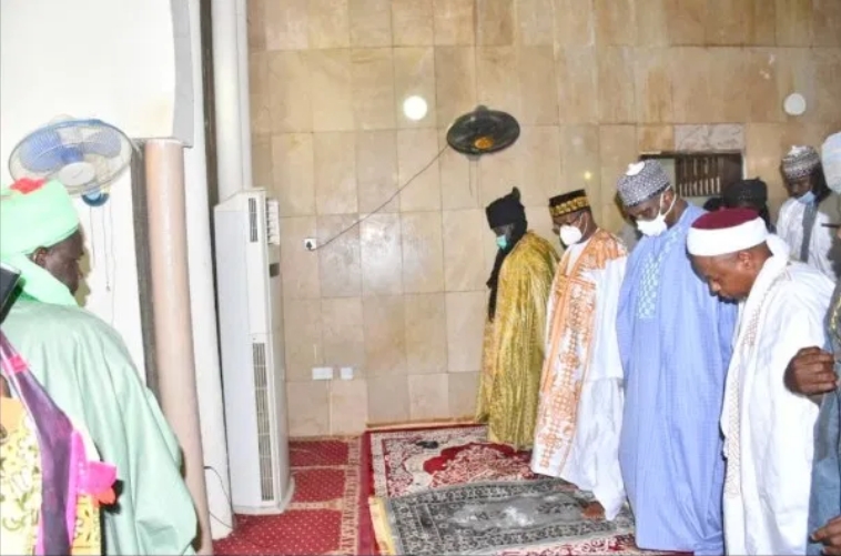 After Coronavirus Recovery, Bauchi Governor Ignores Social Distancing, Joins Other Worshippers For Jumat Prayers 1