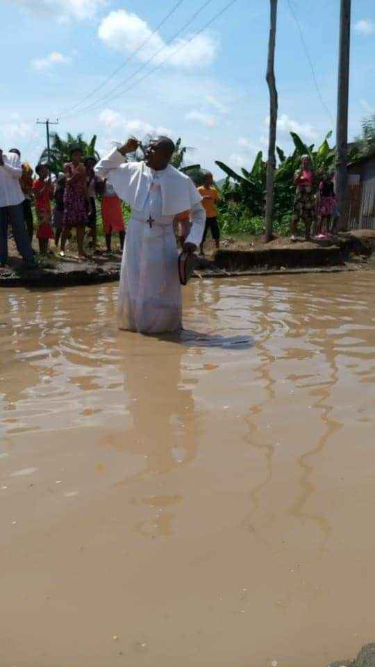 Reverend Father David Okechukwu Leads Residents To Protest Over Bad Roads In Abia [Photos] 4