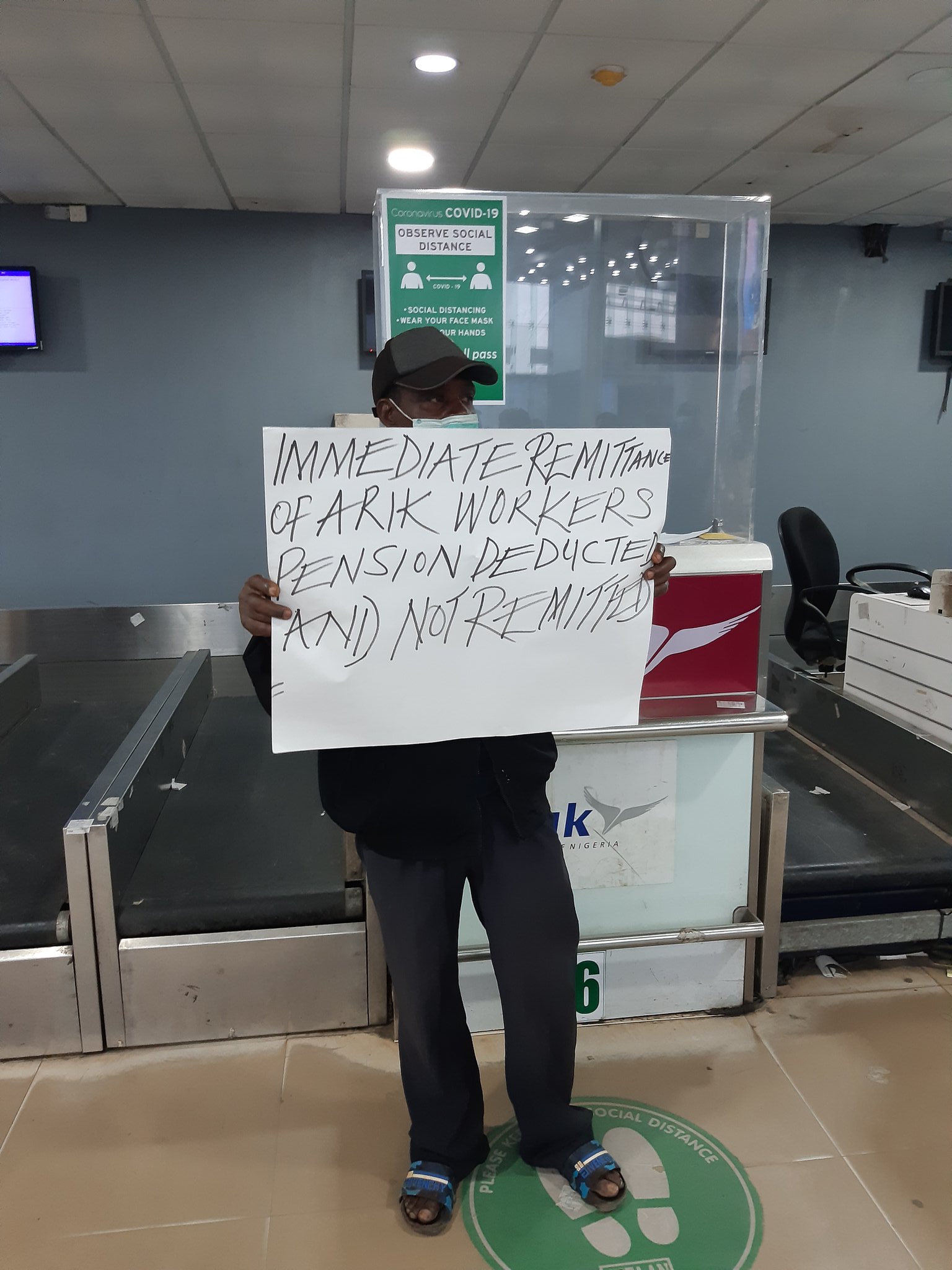Passengers Stranded As Aviation Unions Shutdown Arik Air Operations In Lagos Over Unpaid Salaries 2