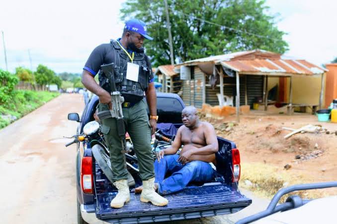 Ondo Election: Police Rescues Man From Being Lynched For Alleged Vote-Buying In Owo 13