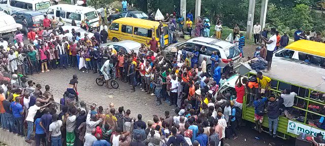 Travelers Stranded As #EndSARS Protesters Block Lagos-Ibadan Expressway In Oyo [Video] 8