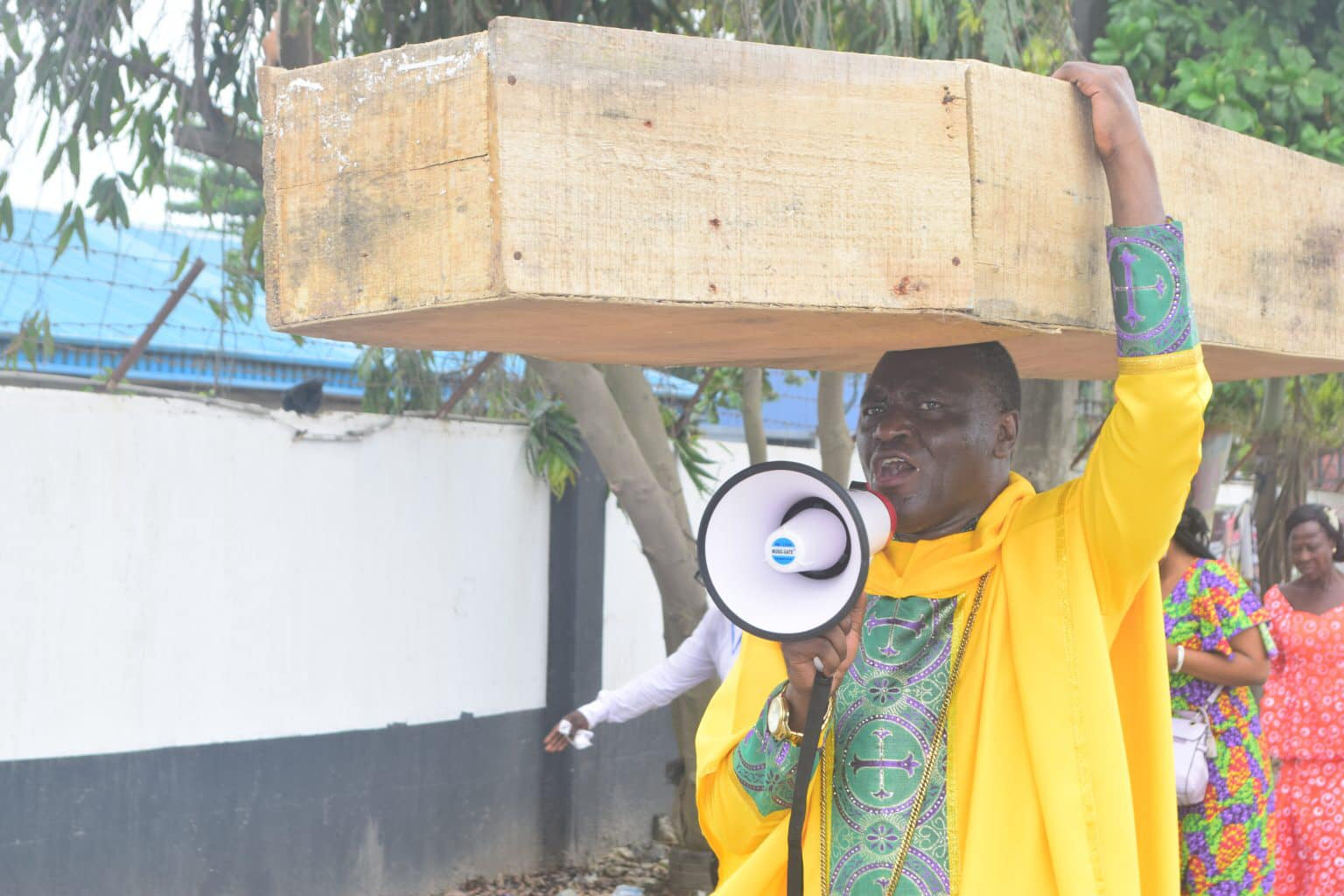Nigerian Archbishop Protest Against President Buhari With Heavy Coffin On His Head [Photos] 11
