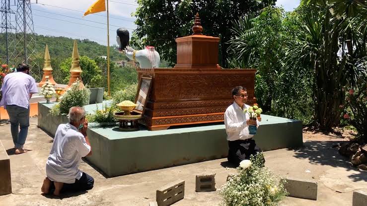 68-Year-Old Monk Beheads Himself As An Offering To Buddha For 'Good Luck In The Afterlife' 4 68-Year-Old Monk Beheads Himself As An Offering To Buddha For 'Good Luck In The Afterlife' 4