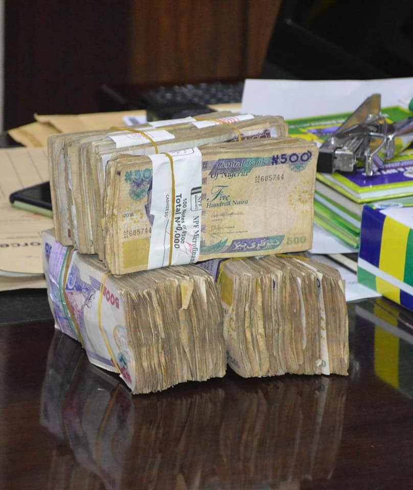 Police Officers Gets N1m Reward After Rejecting Bribe From Fake Drug Dealers In Kano 2 Police Officers Gets N1m Reward After Rejecting Bribe From Fake Drug Dealers In Kano 2