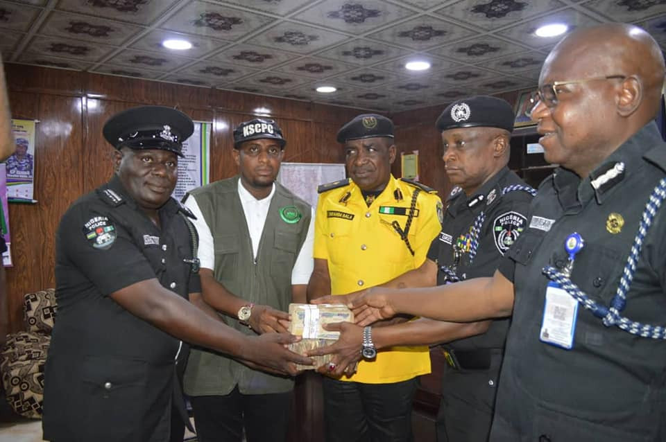 Police Officers Gets N1m Reward After Rejecting Bribe From Fake Drug Dealers In Kano 5 Police Officers Gets N1m Reward After Rejecting Bribe From Fake Drug Dealers In Kano 5