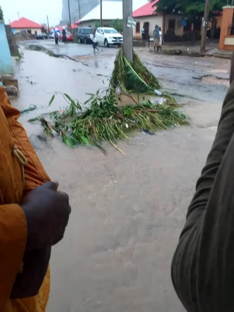Four Dead, Others Missing As Flood Sweep 26 Vehicles, 166 Houses In Abuja [Photos] 4