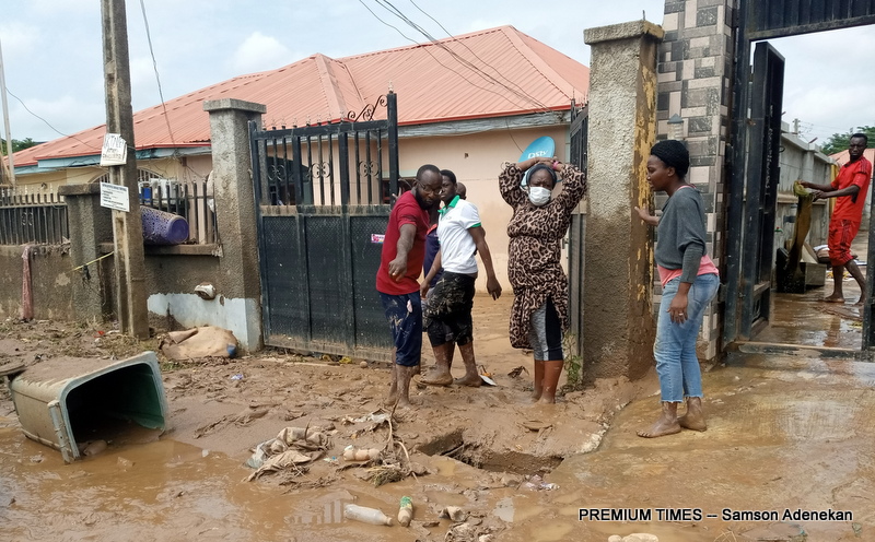 Four Dead, Others Missing As Flood Sweep 26 Vehicles, 166 Houses In Abuja [Photos] 13