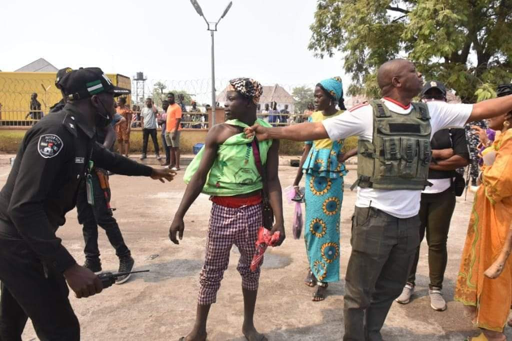 Police Arrests Those Who Tried To Loot 'Next Cash And Carry Supermarket' In Abuja 4 Police Arrests Those Who Tried To Loot 'Next Cash And Carry Supermarket' In Abuja