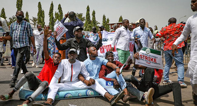 "End ASUU Strike Permanently Now" - Nigerian Students Protest In Abuja [Photos]