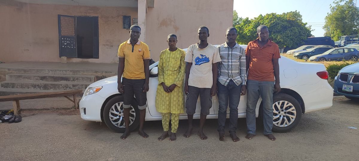 5 armed robbery suspects