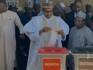 Video: President Buhari violates electoral act, displays thumb printed ballot paper to the public
