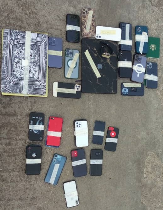 EFCC Arrests 21 Alleged 'Yahoo Boys' In Abuja, Recovers Benz, Over 25 High-end Mobile Phones, Laptops 3 EFCC Arrests 21 Alleged 'Yahoo Boys' In Abuja, Recovers Benz, Over 25 High-end Mobile Phones, Laptops 2