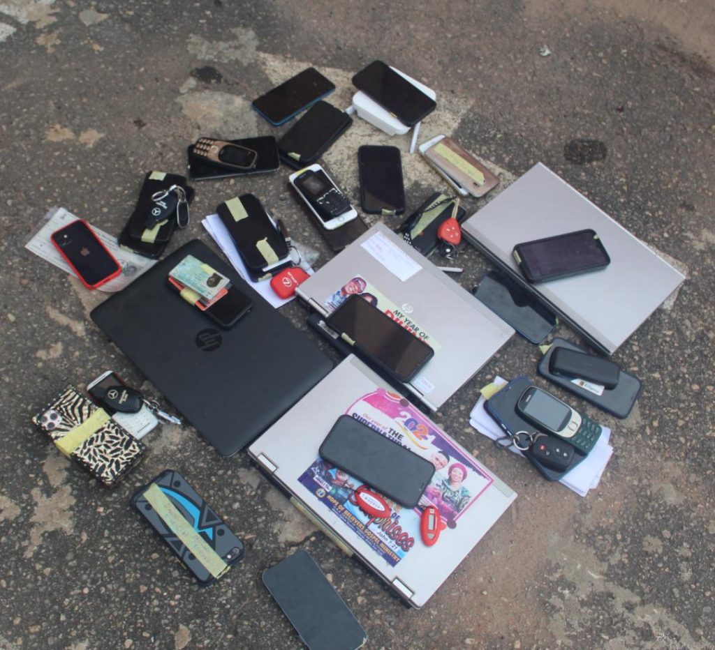 EFCC Arrests 21 'Yahoo Boys', Recovers Six Expensive Benz, Lexus, Toyota Cars, Others 2