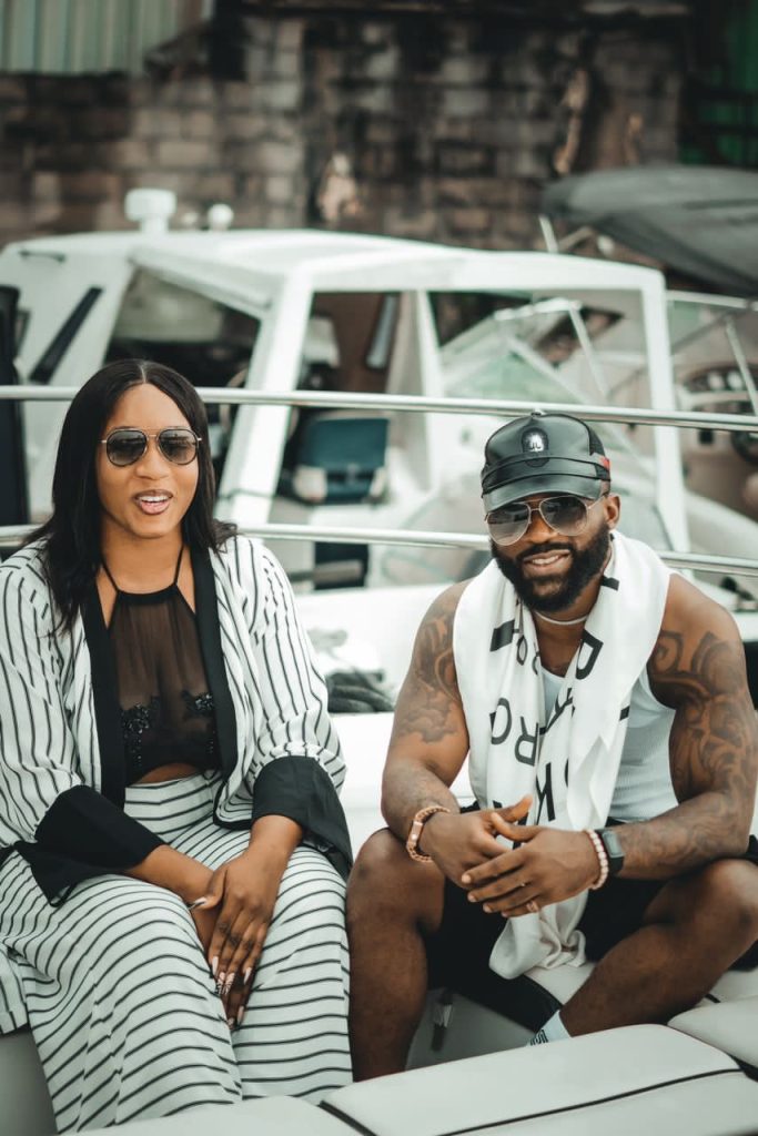 Singer, Iyanya Gifts iPhone To Female Fan Who 'Eyed' Him During 'Timeless' Concert Performance 7 Iyanya