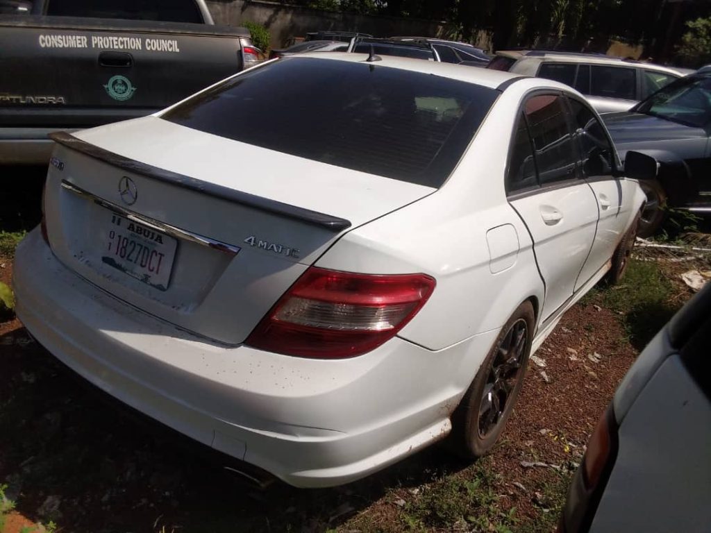 Two Exotic Cars, 26 Mobile Phones, Others Recovered As EFCC Arrests 17 Suspected 'Yahoo Boys' 1