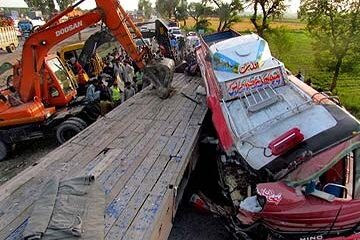 Many feared dead as 18-seater bus rams into stationary trailer in Laagos 10