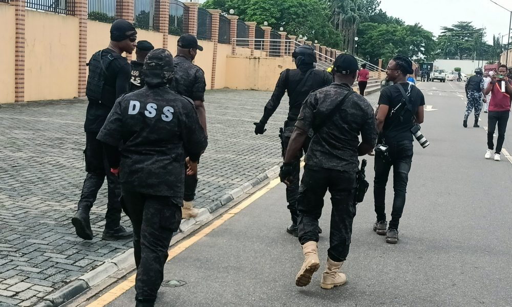 DSS Operatives Occupy Lagos Assembly [PHOTOS] 1