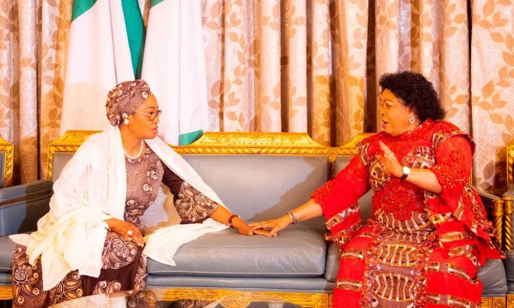 PHOTOS: Patience Jonathan Visits Oluremi Tinubu 1