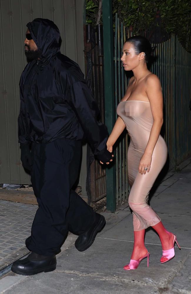 Kanye West's Wife, Bianca Censori Steps Out Completely Nαked In 'Cοndοm-Style' Dress 2 Kanye West's Wife, Bianca Censori Steps Out Completely Nαked In 'Cοndοm-Style' Dress