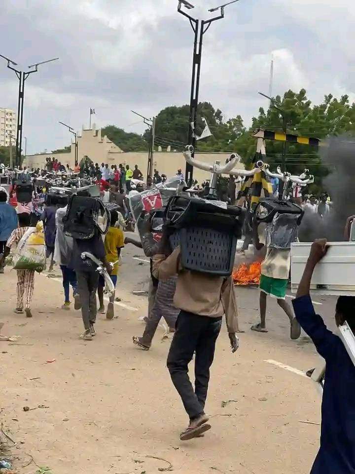 #EndBadGovernance: Hoodlums Hijack Kano Protest, Loot Shops and Offices [Photos]