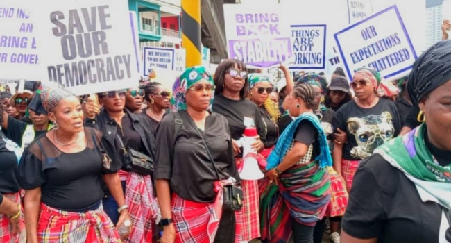 Rivers Women Embarks On ‘Bring Back Our Fubara’ Protest In Port Harcourt [Photos/Video]