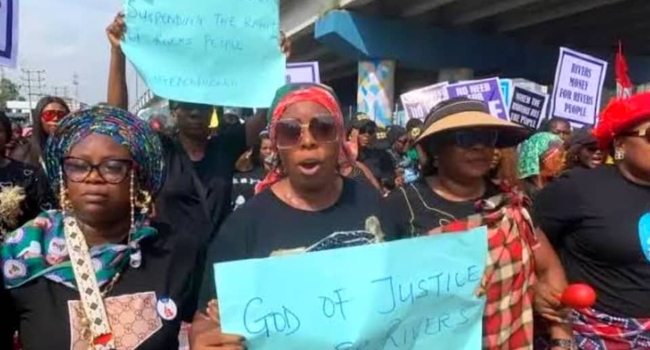 Rivers Women Embarks On ‘Bring Back Our Fubara’ Protest In Port Harcourt [Photos/Video]