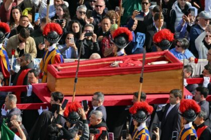 Pope Francis’ Coffin Carried To Saint Peter’s Basilica In Solemn Procession [Photos]