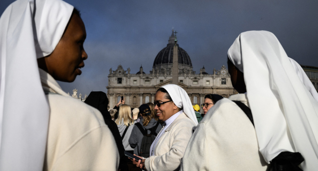 Massive Crowd Storms Vatican For Pope Francis' Funeral [Photos]