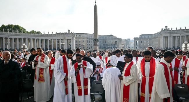 Massive Crowd Storms Vatican For Pope Francis' Funeral [Photos]