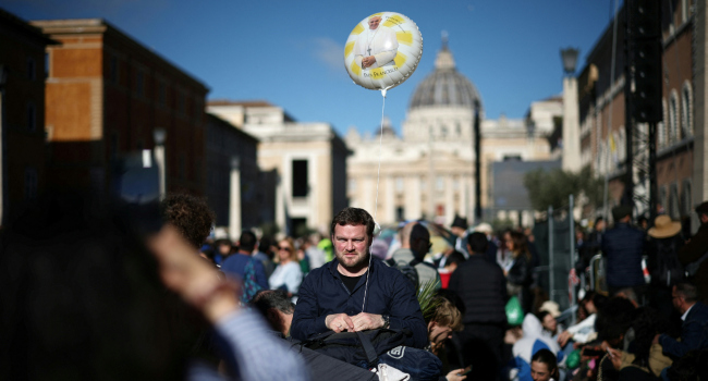 Massive Crowd Storms Vatican For Pope Francis' Funeral [Photos] 1