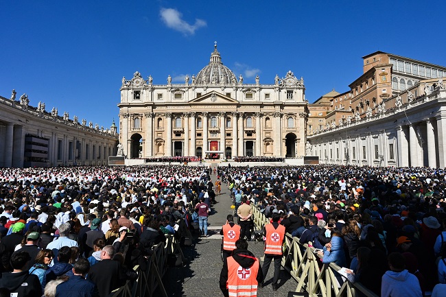 Massive Crowd Storms Vatican For Pope Francis' Funeral [Photos]
