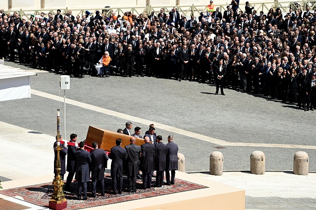 Pope Francis’ Coffin Moved Back To Basilica After Funeral Mass [Photos] 1