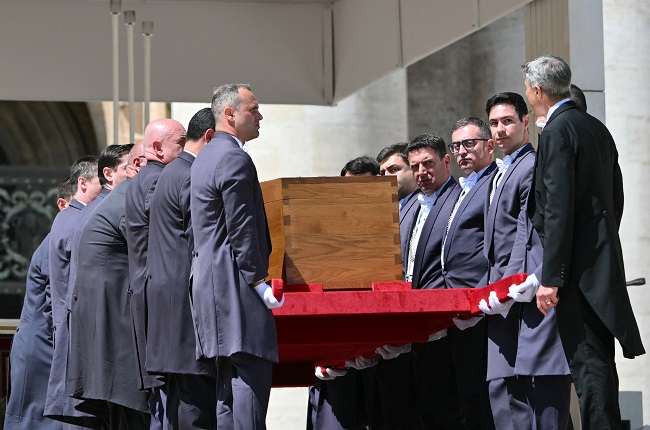Pope Francis’ Coffin Moved Back To Basilica After Funeral Mass [Photos] 2