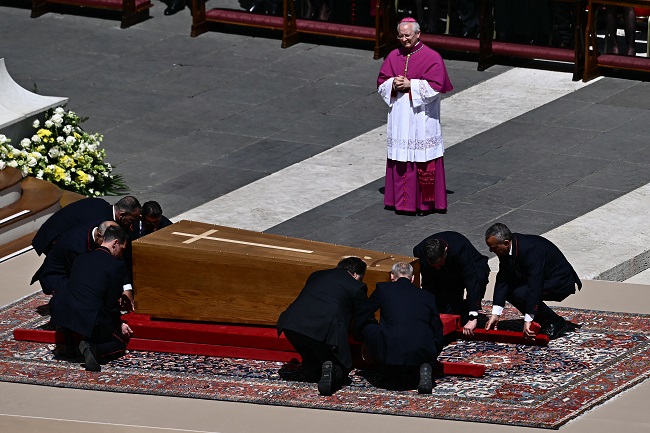 Pope Francis’ Coffin Moved Back To Basilica After Funeral Mass [Photos] 3