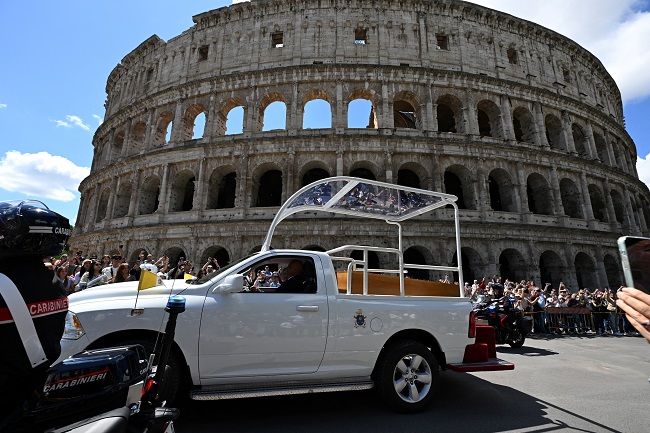 Pope Francis’ Coffin Moved Back To Basilica After Funeral Mass [Photos] 6