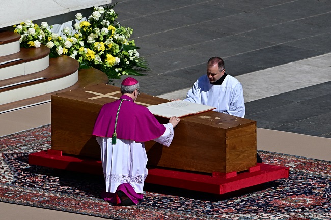 Pope Francis’ Coffin Moved Back To Basilica After Funeral Mass [Photos] 7