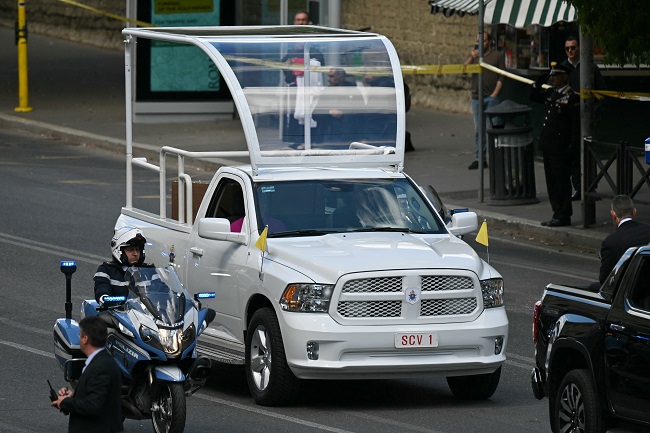 Pope Francis’ Coffin Moved Back To Basilica After Funeral Mass [Photos] 8
