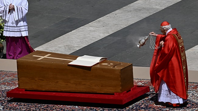 Pope Francis’ Coffin Moved Back To Basilica After Funeral Mass [Photos] 10