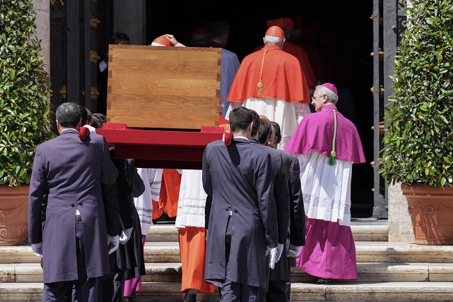 Pope Francis’ Coffin Moved Back To Basilica After Funeral Mass [Photos] 11