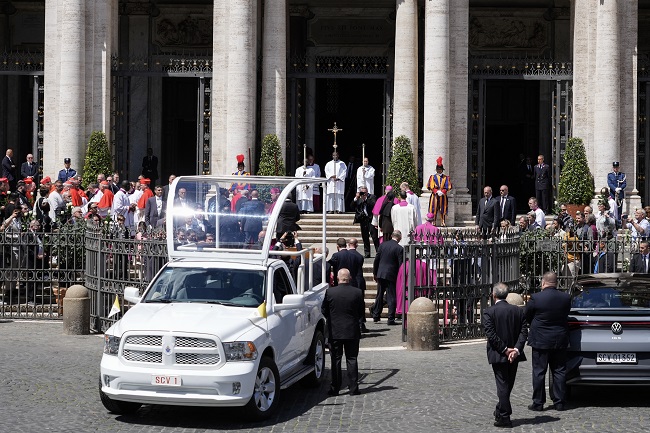 Pope Francis’ Coffin Moved Back To Basilica After Funeral Mass [Photos] 13