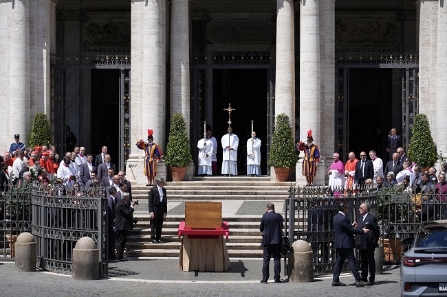 Pope Francis’ Coffin Moved Back To Basilica After Funeral Mass [Photos] 15
