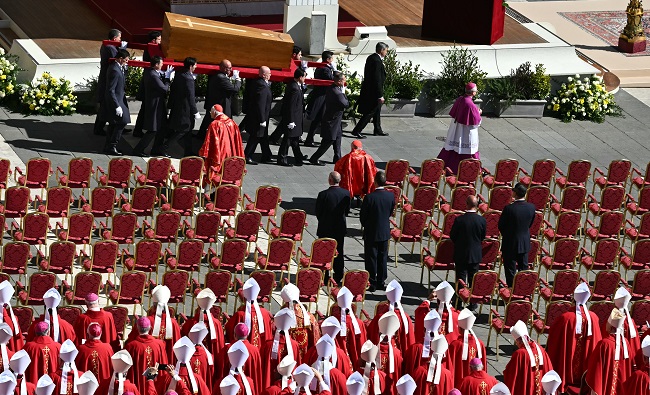 Pope Francis’ Coffin Moved Back To Basilica After Funeral Mass [Photos] 16