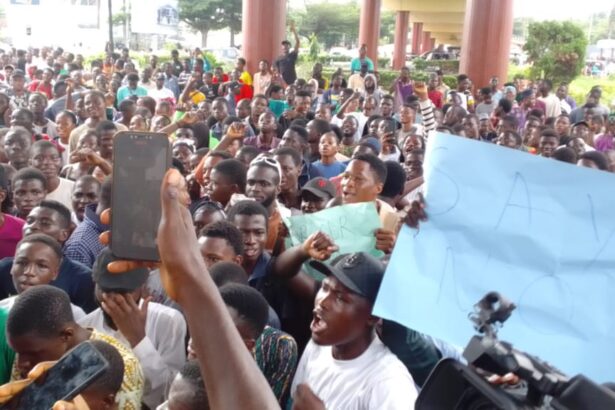 Students Protest Against Renaming Of Ibadan Polytechnic After Omololu Olunloyo