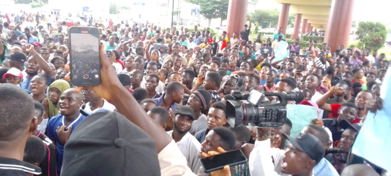 Students Protest Against Renaming Of Ibadan Polytechnic After Omololu Olunloyo 1
